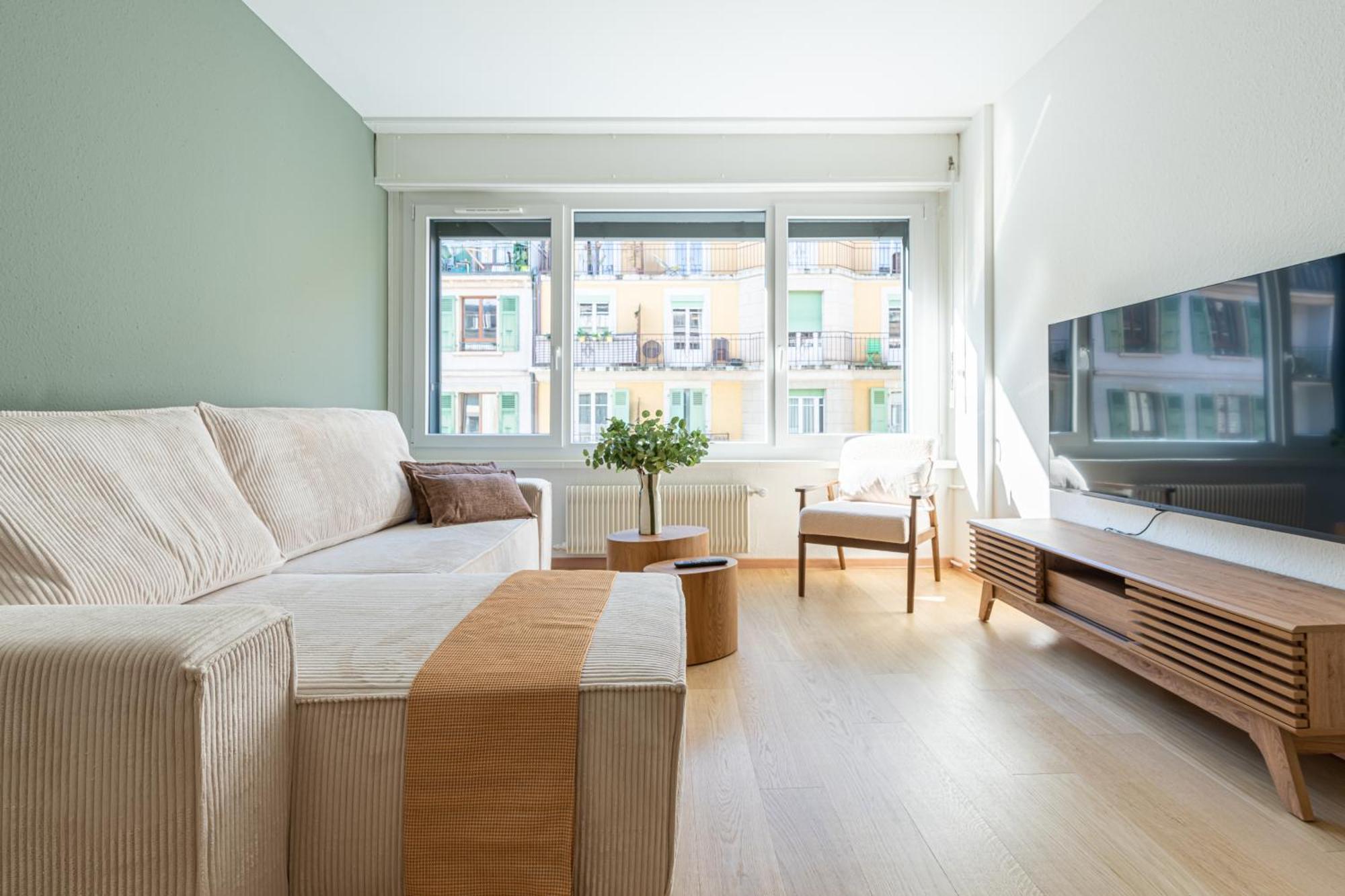 Stylish Lakeside 3 *