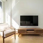 Stylish Lakeside Home 3