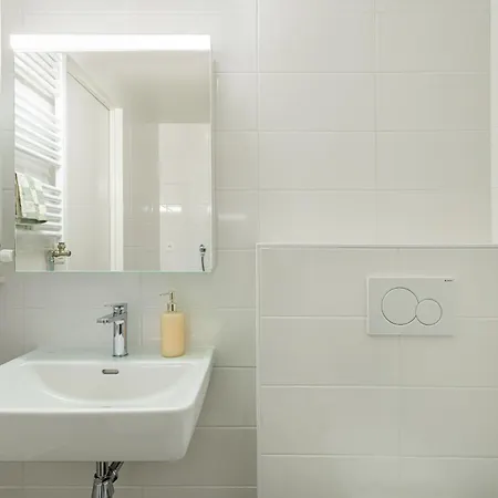 Stylish Lakeside 3 *
