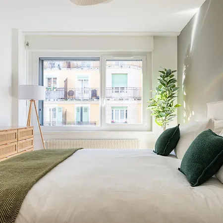 Stylish Lakeside 3 Apartment *