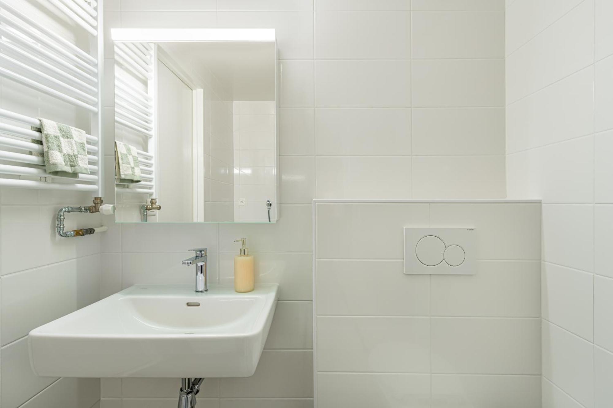 Stylish Lakeside 3 *